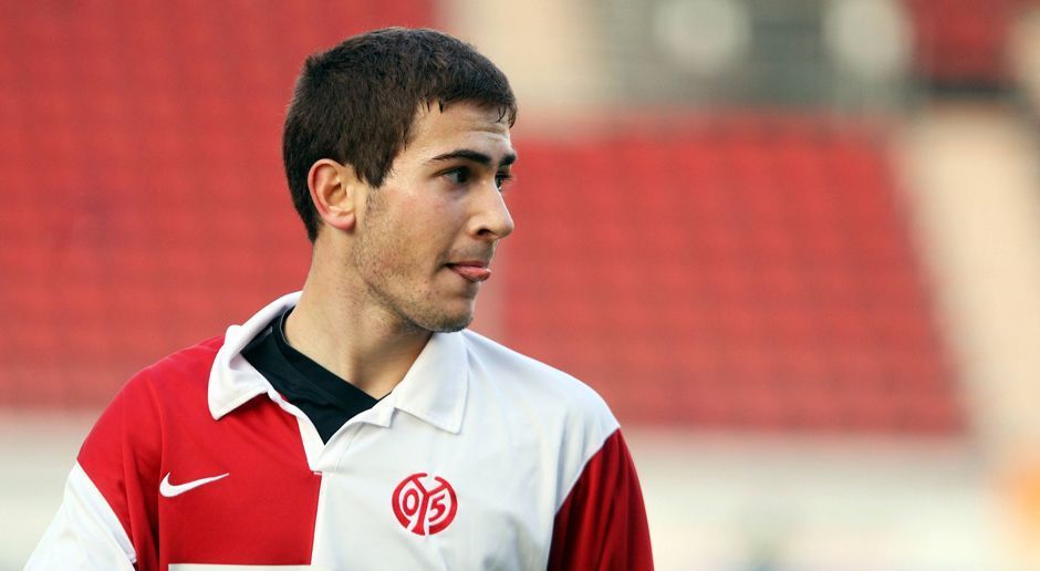 
                <strong>Platz 3: Mario Vrancic (1. FSV Mainz 05) - 17 Jahre, 361 Tage</strong><br>
                Platz 3: Mario Vrancic (1. FSV Mainz 05) - 17 Jahre, 361 Tage. Vrancic debütierte am selben Tag wie Subotic. Am 19. Mai 2007 im Bundesliga-Spiel beim FC Bayern wurde er von Klopp eingewechselt.
              