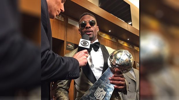 
                <strong>Emmanuel Sanders (Denver Broncos)</strong><br>
                Emmanuel Sanders (Denver Broncos). Gibt es einen cooleren Super-Bowl-Sieger? Wohl kaum! Im goldenen Anzug mit schwarzem Revers hält der Wide Receiver die Vince-Lombardi-Trophäe in der Hand. Fliege und Sonnenbrille lassen seine Umwelt gefrieren.
              