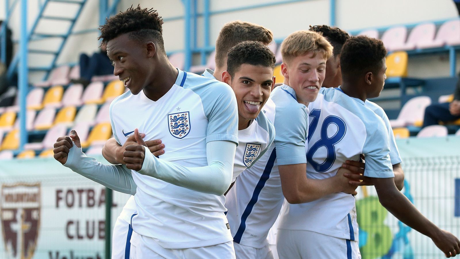 
                <strong>U17-Weltmeister mit England</strong><br>
                Nachdem Hudson-Odoi (li.) mit Englands U17 bei der EM 2017 erst im Endspiel nach Elfmeterschießen an Spanien scheiterte, schlug der Nachwuchs der "Three Lions" im Herbst des selben Jahres bei der U-17-WM in Indien zu. Auf dem Weg zum Titel kam Offensivmann Hudson-Odoi in jeder der sieben Begegnungen zum Einsatz und steuerte beim 5:2-Erfolg im Finale gegen Spanien zwei Vorlagen bei. Zum Auftakt, beim 4:0-Erfolg über Chile, konnte Hudson-Odoi seinen einzigen Treffer bei der U-17-WM erzielen.
              