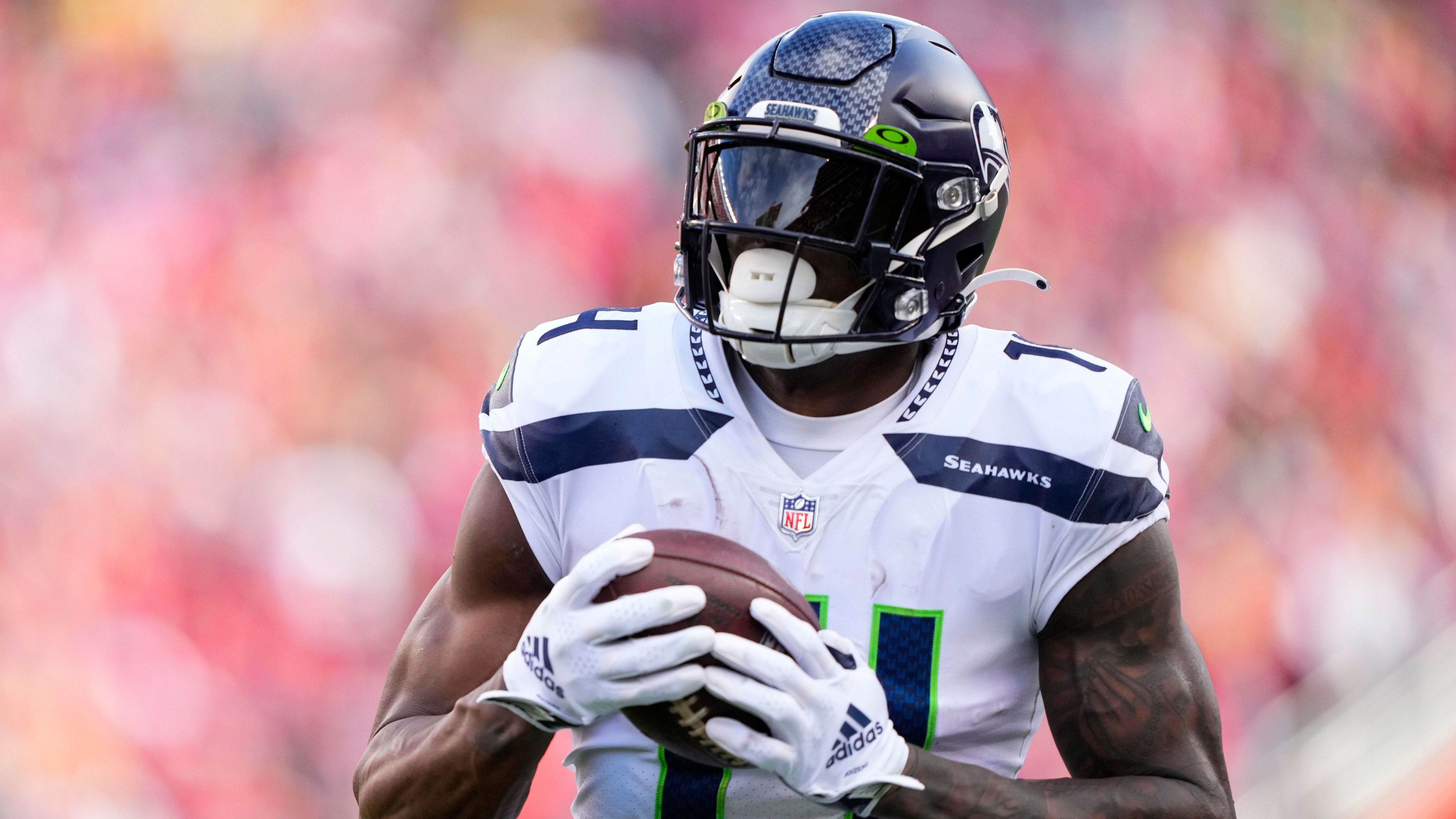 
                <strong>Platz 8: D.K. Metcalf - Seattle Seahawks</strong><br>
                &#x2022; Ranking im vorigen Jahr: 10. Platz<br>&#x2022; Statistiken in der Saison 2022: 90 Receptions, 1.048 Receiving Yards, 6 Receiving Touchdowns<br>
              