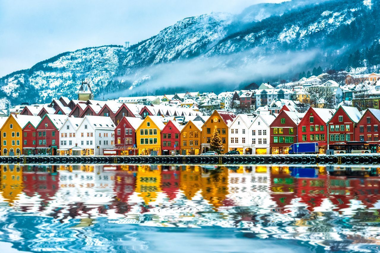 Die Häuser der Norweger sind farbenfroh. Das Land ist dünn besiedelt. Auf rund 390.000 Quadratkilometern leben nur 5,3 Millionen Menschen. Pro Quadratkilometer hat Norwegen 13 Einwohner. Zum Vergleich: in Hongkong sind es 6.890.