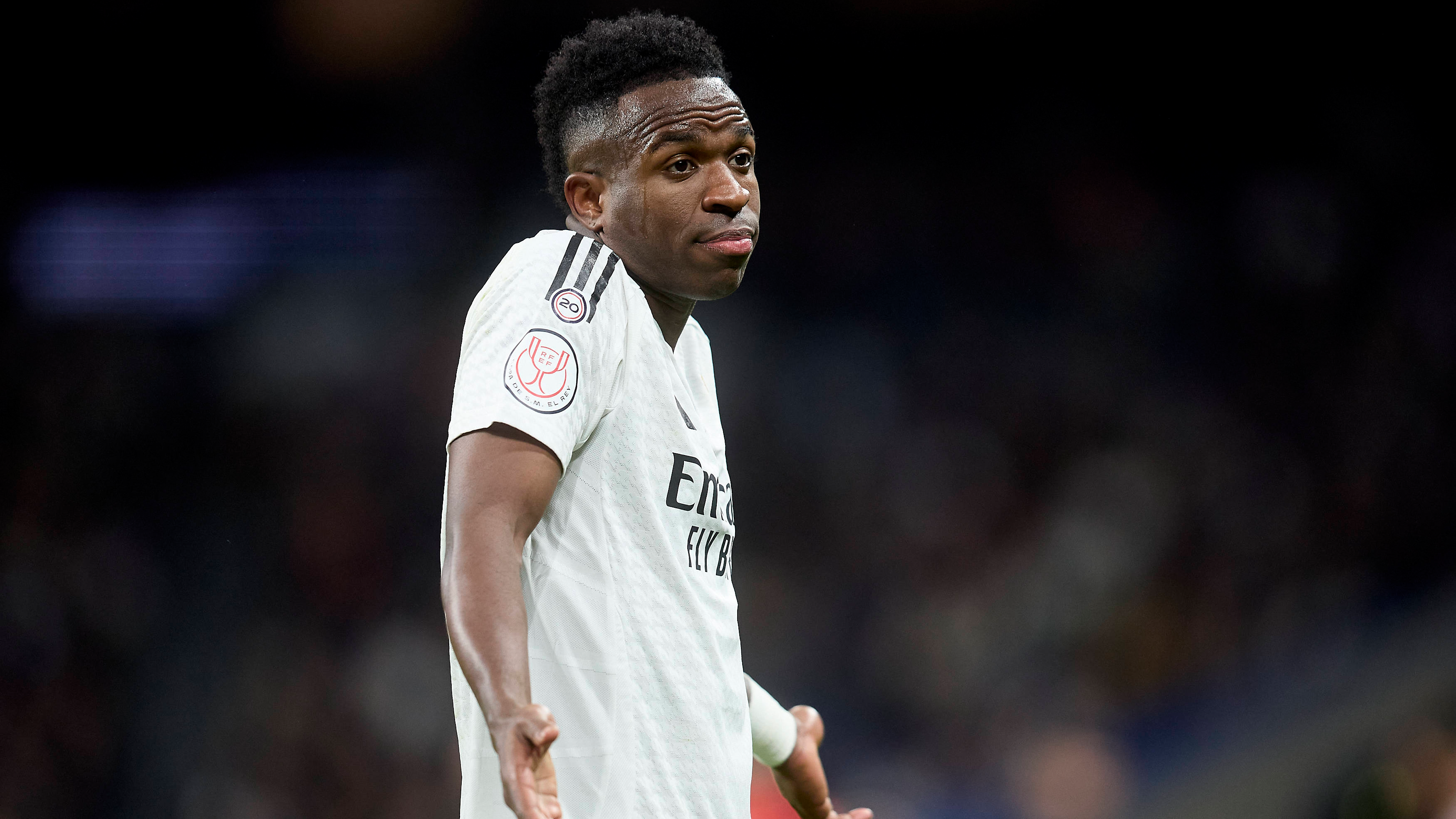 <strong>Vinicius Jr. (Real Madrid)</strong><br>Es wäre eine Transfersensation! Vinicius Jr. ist zwar bis 2027 an Real Madrid gebunden, doch die Saudis machen keinen Hehl daraus, dass sie Vini Jr. in ihr Königreich locken wollen. "Wir haben keine Träume, es ist eine Frage der Zeit und der Verhandlungen", sagte&nbsp;Omar Mugharbel, der CEO der Saudi Pro League, der "Marca". Im Raum steht eine Ablöse von bis zu 500 Millionen Euro, das mögliche Gehalt soll über fünf Jahre bei insgesamt einer Milliarde Euro liegen.