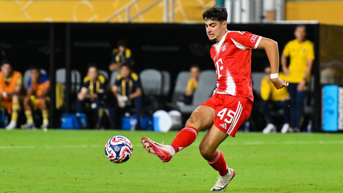 FIFA Club World Cup; FC Bayern München - Boca Juniors; 20.06.2025 am Ball Aleksandar PAVLOVIC (FC Bayern Muenchen 45) Einzelfoto Freisteller FIFA Club World Cup: FC Bayern Muenchen - Boca Juniors, ...