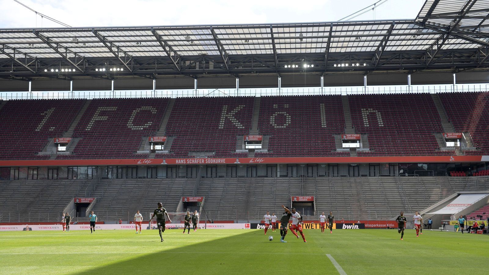 
                <strong>1. FC Köln</strong><br>
                Stadion: Rhein-Energie-StadionKapazität: 50.000Vorgehen: Drei Möglichkeiten: Fans können eine Erstattung für verpasste Spiele einfordern, ihre Dauerkarte "on hold" stellen oder auf eine Erstattung verzichten (im Gegenzug erhalten sie dafür ein personalisiertes Sondertrikot und Vorkaufsrecht bei einer möglichen Teilzulassung von Fans)
              