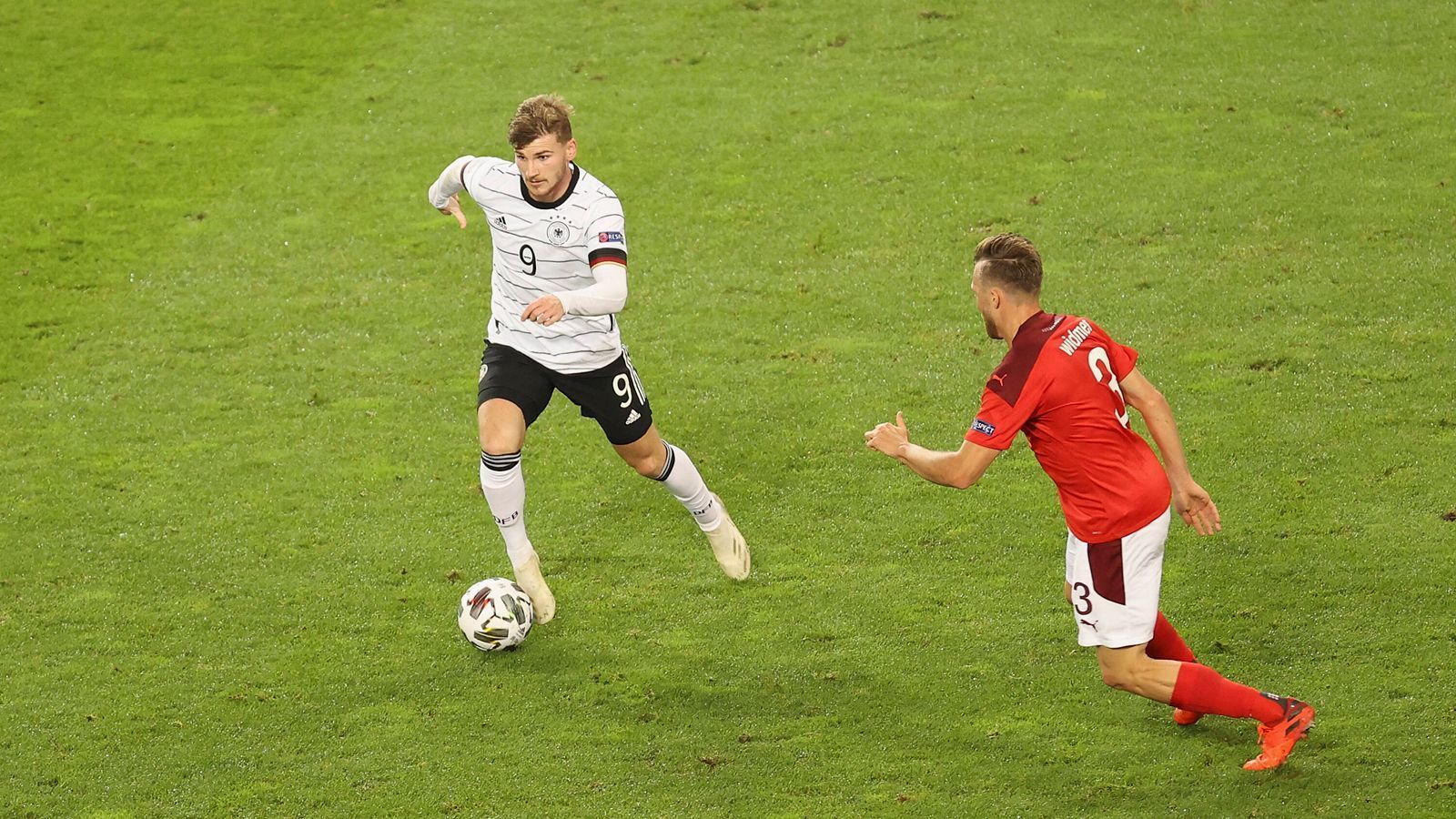 
                <strong>Timo Werner</strong><br>
                Lange Zeit bleiben die Aktionen des Ex-Leipzigers ohne großen Effekt. Die dicke Gelegenheit nach Kroos' Steilpass vertändelt er kläglich. Besser macht Werner es auf Havertz-Vorlage, als er überlegt einschießt. Das 3:3 von Gnabry bereitet er mit einem tollen Antritt im Strafraum vor. ran-Note: 2
              