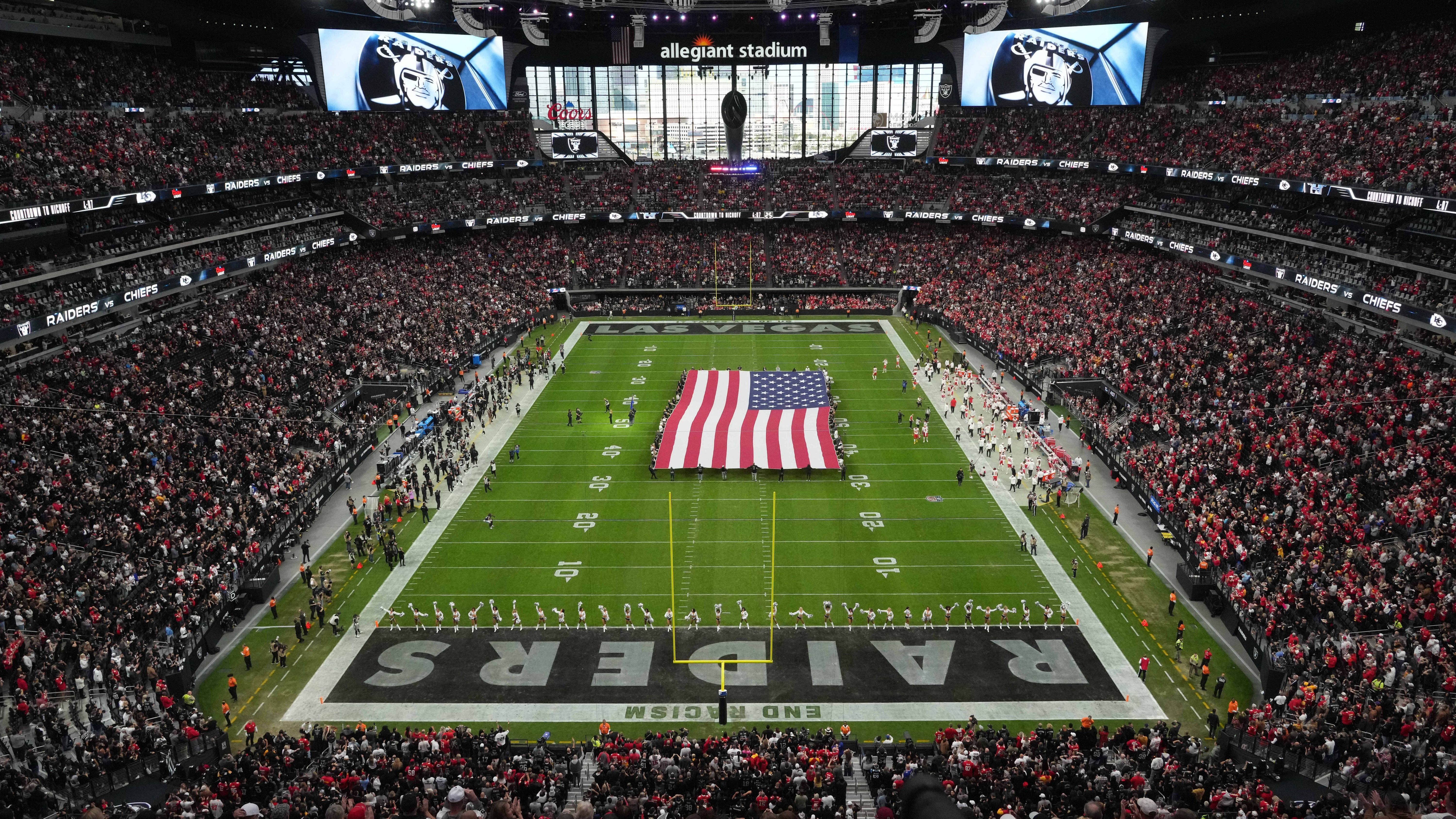 <strong>Las Vegas Raiders: Allegiant Stadium</strong><br> • Kapazität: 65.000 <br>• Eröffnung: September 2020 <br>• Kosten: 1,8 Milliarden Dollar <br>• Eigentümer: Las Vegas Stadium Authority<br>• Im Allegiant Stadium fand 2024 der Super Bowl LVIII statt.