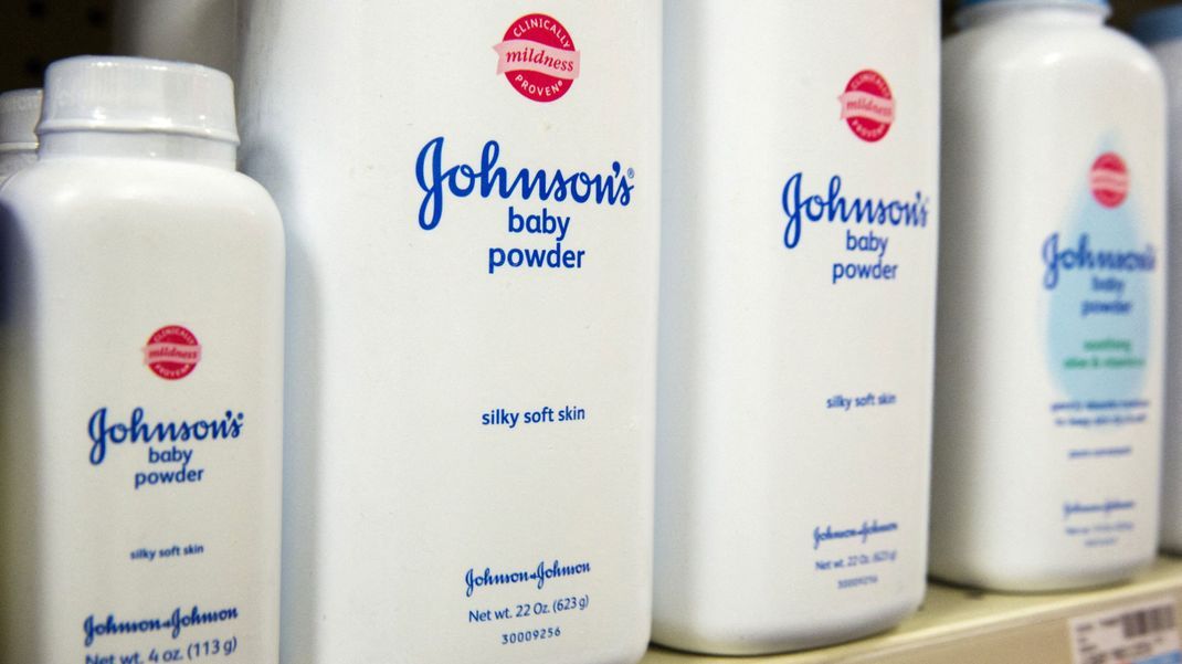 Der Pharmakonzern Johnson & Johnson ist aufgrund von mutmaßlich krebserregendem Babypuder verklagt worden.