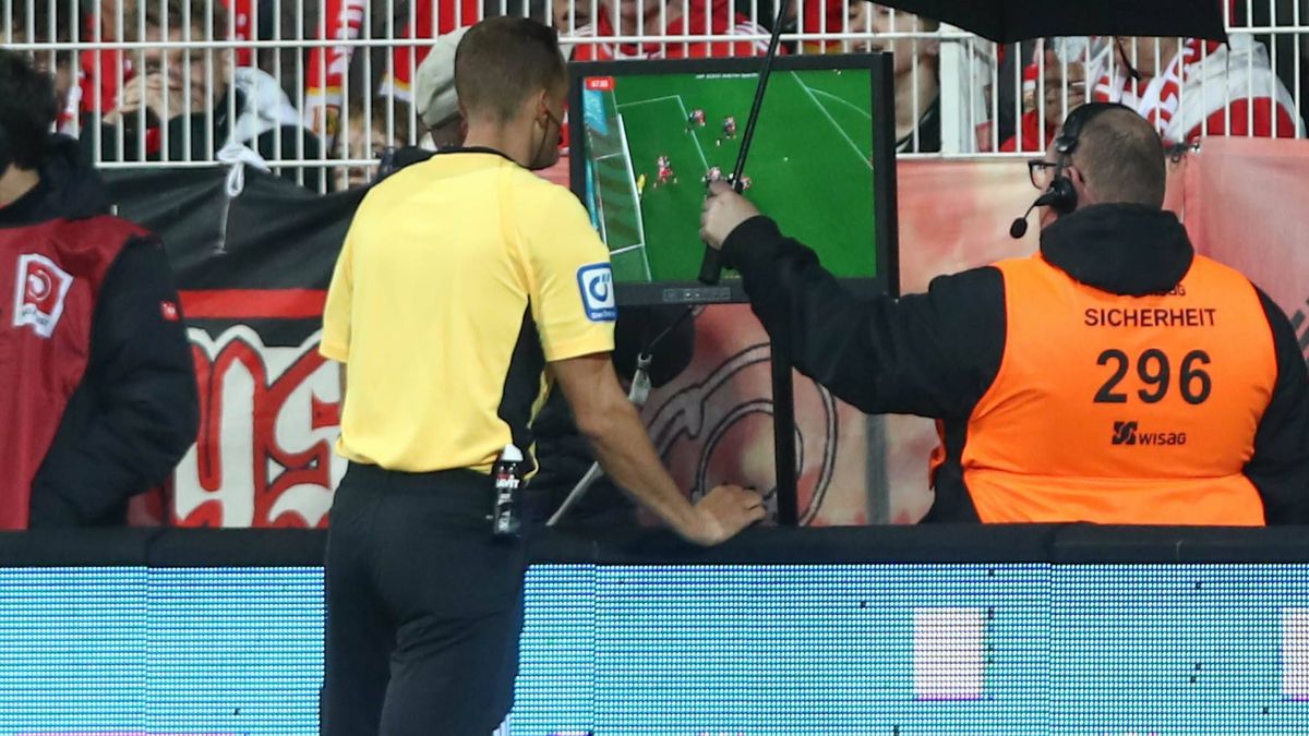 01.11.2025, xtgx, Fussball 1. Bundesliga, 1. FC Union Berlin - SC Freiburg emspor, v.l. Schiedsrichter, Schiri, referee Sören Storks nimmt Tor von Andrej Ilic (Union Berlin, 23) zurück, VAR, Videob...