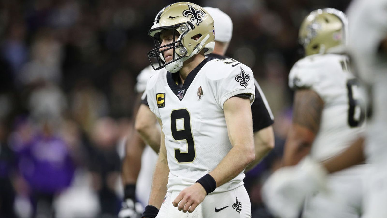 
                <strong>Verlierer: Die New Orleans Saints und der Playoff Fluch</strong><br>
                Vor zwei Jahren das "Minnesota Miracle", vor einem Jahr der "No Call" - nun erneut eine bittere Niederlage in den Playoffs. Erst retteten sich die Saints gegen die Minnesota Vikings per Field Goal in die Overtime. Dann verloren sie den Münzwurf um das Angriffsrecht und schlussendlich auch das Spiel. Auf den Saints scheint ein "Playoff-Fluch" zu lasten. Bei den letzten sechs Playoff-Niederlagen verloren die Saints stets mit acht Punkten oder weniger. Noch tragischer: Die letzten drei Playoff-Niederlagen resultierten alle aus dem letzten Spielzug der Partie.   
              