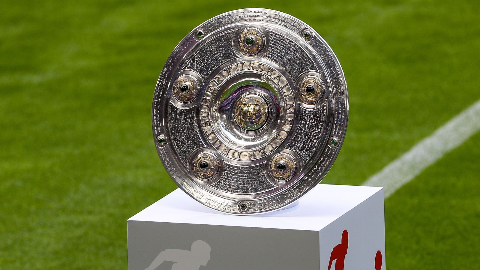 
                <strong>Bundesliga: Auftakt am 13. August</strong><br>
                Wie vier der fünf Top-Ligen Europas startet die Bundesliga am Wochenende darauf. Das Eröffnungsspiel lautet in diesem Jahr Borussia Mönchengladbach gegen FC Bayern München (ab 20 Uhr LIVE in Sat.1 und im Livestream auf ran.de) - am Freitag, den 13. August. Erstmals seit zehn Jahren startet der Rekordmeister also mit einem Auswärtsspiel in die Saison. Der Supercup wird ausnahmsweise nach dem 1. Spieltag ausgespielt, am 17. August reisen die Münchner zu Pokalsieger Borussia Dortmund (LIVE in Sat.1 und im Livestream auf ran.de) - hier rollt der Ball ab 20:30 Uhr.
              