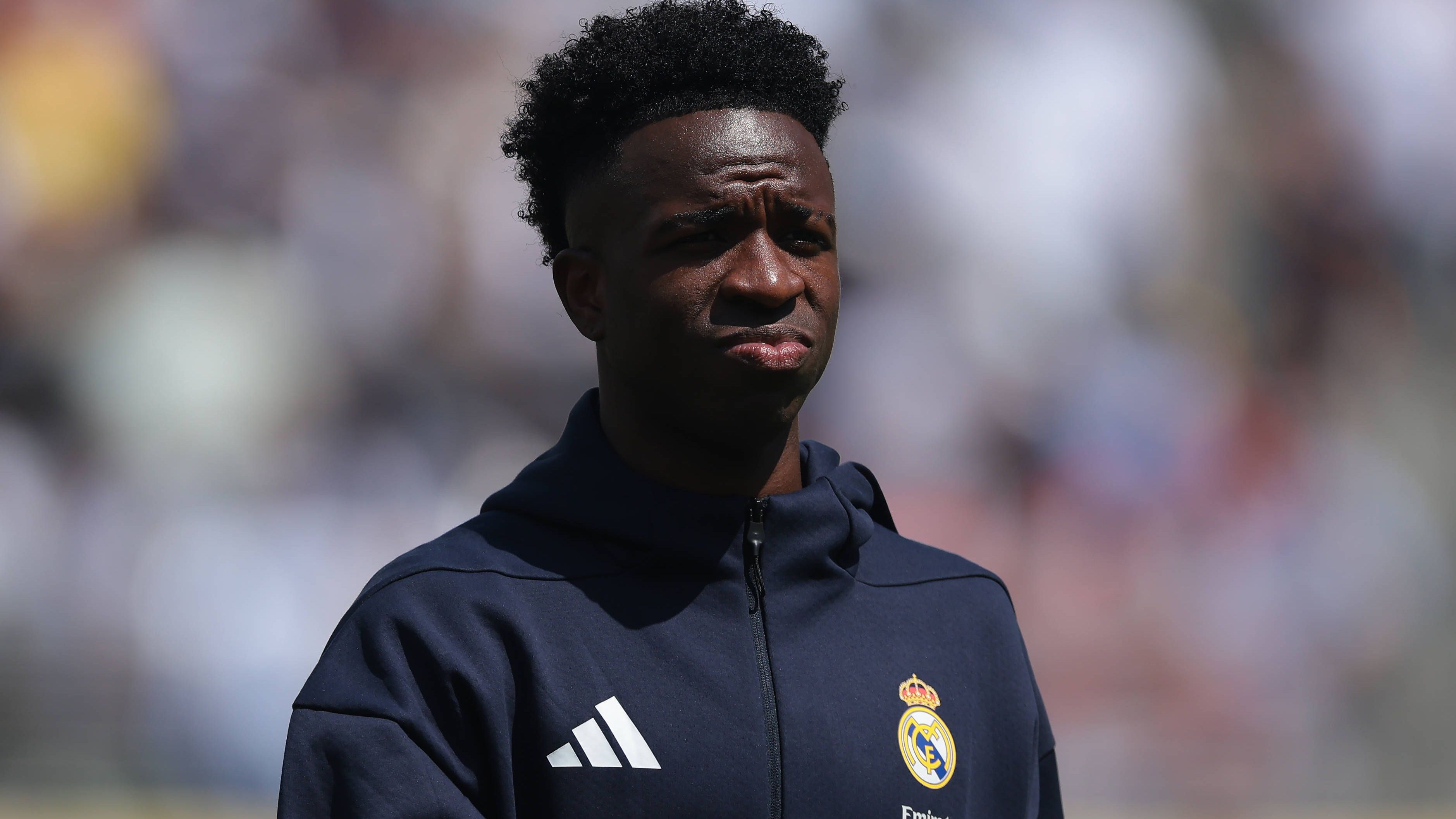 <strong>Vinicus Junior (Real Madrid)</strong><br>... Die Bemühungen um Vinicius sind dabei nicht neu. Bereits seit über einem Jahr soll Kontakt bestehen, zudem soll es bereits zu einem Treffen zwischen Vinicius-Beratern und Liga-Verantwortlichen in Riad gekommen sein. Zuletzt wurden dem Flügeldribbler 200 Millionen Jahresgehalt für einen Wechsel in die Wüste geboten. Vinicius lehnte ab - nun könnte jedoch Schwung in die Personalie kommen.