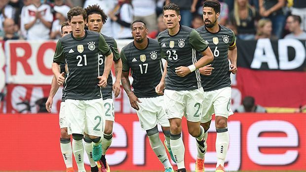 
                <strong>Das DFB-Team in der Einzelkritik</strong><br>
                Deutschland gegen Slowakei (1:3): Das DFB-Team war 40 Minuten lang richtig gut, dann fünf Minuten überfordert. Was folgte war ein Wolkenbruch und eine Halbzeit Wasserball vom Feinsten. Dennoch gab es beim EM-Test der deutschen Nationalmannschaft einige Erkenntnisse. Alle Spieler in der Einzelkritik ...
              