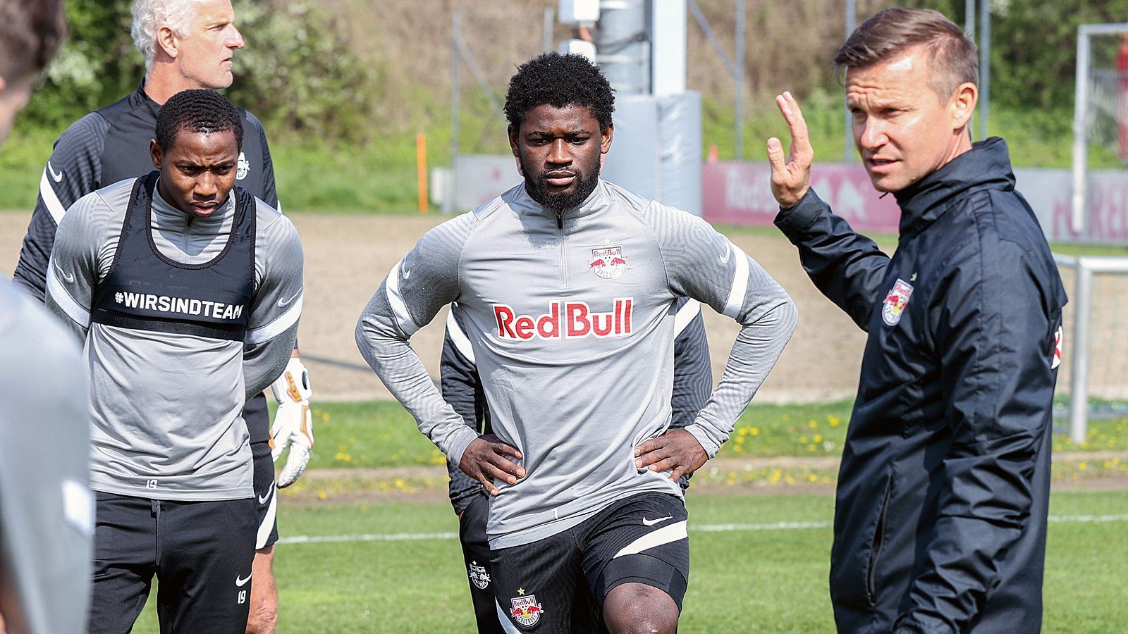 
                <strong>Jesse Marsch (Red Bull Salzburg)</strong><br>
                Als Favorit auf die Nachfolge von Julian Nagelsmann gilt übereinstimmenden Medienberichten zufolge der US-Amerikaner Jesse Marsch. Der 47-Jährige war in der Saison 2018/19 Co-Trainer von Ralf Rangnick bei den Sachsen und ging danach als Nachfolger von Marco Rose zu Red Bull Salzburg. Mit den Mozartstädtern, mit denen Marsch zwei Mal in Folge in der Gruppenphase der Champions League spielte, ist er drauf und dran, zum zweiten Mal in Folge das nationale Double zu gewinnen. "Wenn ich die Möglichkeit als Trainer in Leipzig haben kann, dann ist es eine super Idee für mich", meinte Marsch, angesprochen auf die Gerüchte. Eine bereits in den Medien kolportierte Einigung zwischen Marsch und den Sachsen wurde jedoch von Leipziger Seite bereits dementiert. 
              