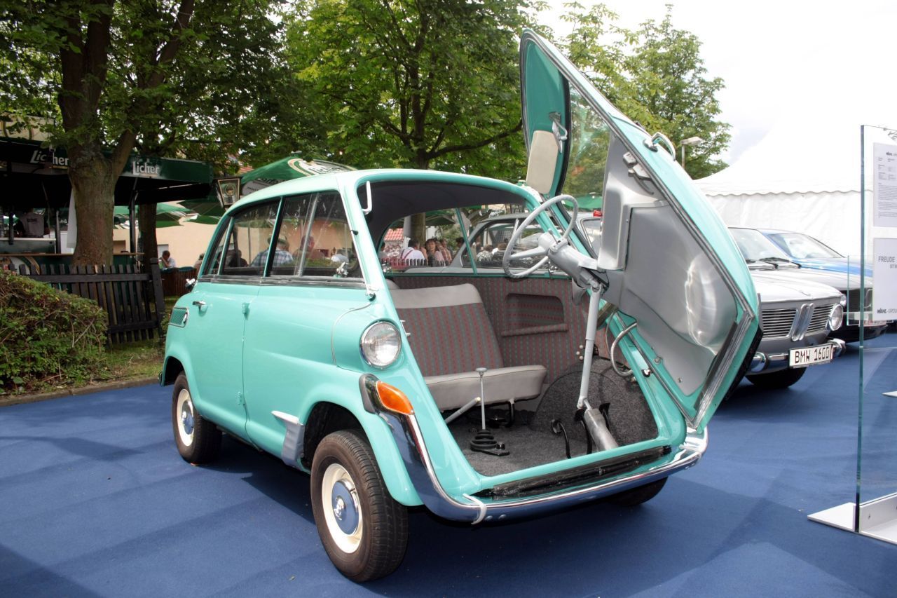 Die kleine BMW Isetta aus dem Jahr 1955 wurde berühmt. Auch weil Fahrer:innen vorne aus dem Auto ausstiegen.