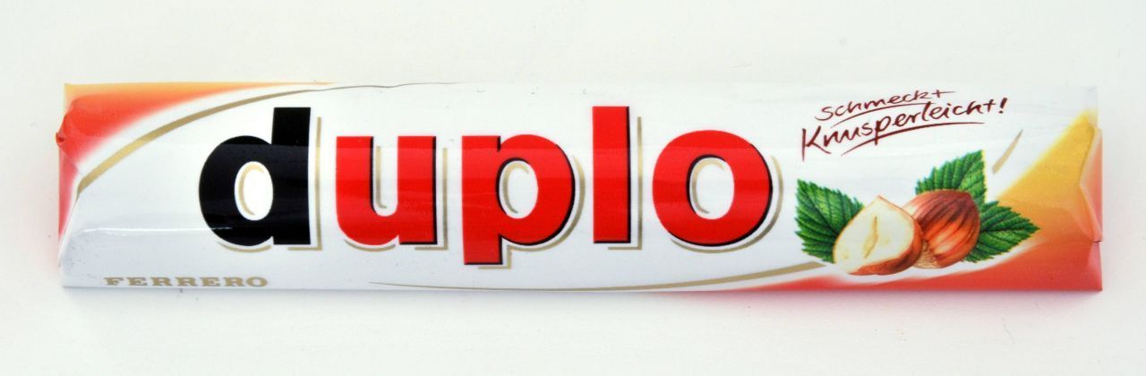 Der Name "Duplo" bezieht sich auf den lateinischen Begriff "duplex" (beziehunsgweise "duplus"), der "doppelt" bedeutet. Eine Duplex-Garage beispielsweise ist eine duplizierte Garage mit 2 Stellplätzen. Darauf spielt der Hersteller "Ferrero" mit seinem Claim "Die wahrscheinlich längste Praline der Welt" an. Man assoziiert damit, dass "Duplo" doppelt so lang ist wie eine Praline – und wohl auch doppelt so gut.