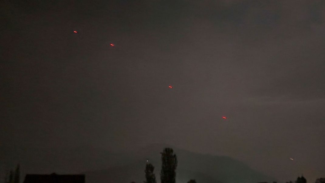Im indisch kontrollierten Teil der Himalaya-Region Kaschmir haben Explosionen die Furcht vor neuen Luftangriffen aus Pakistan und einen Verstoß gegen die vereinbarte Waffenruhe ausgelöst.