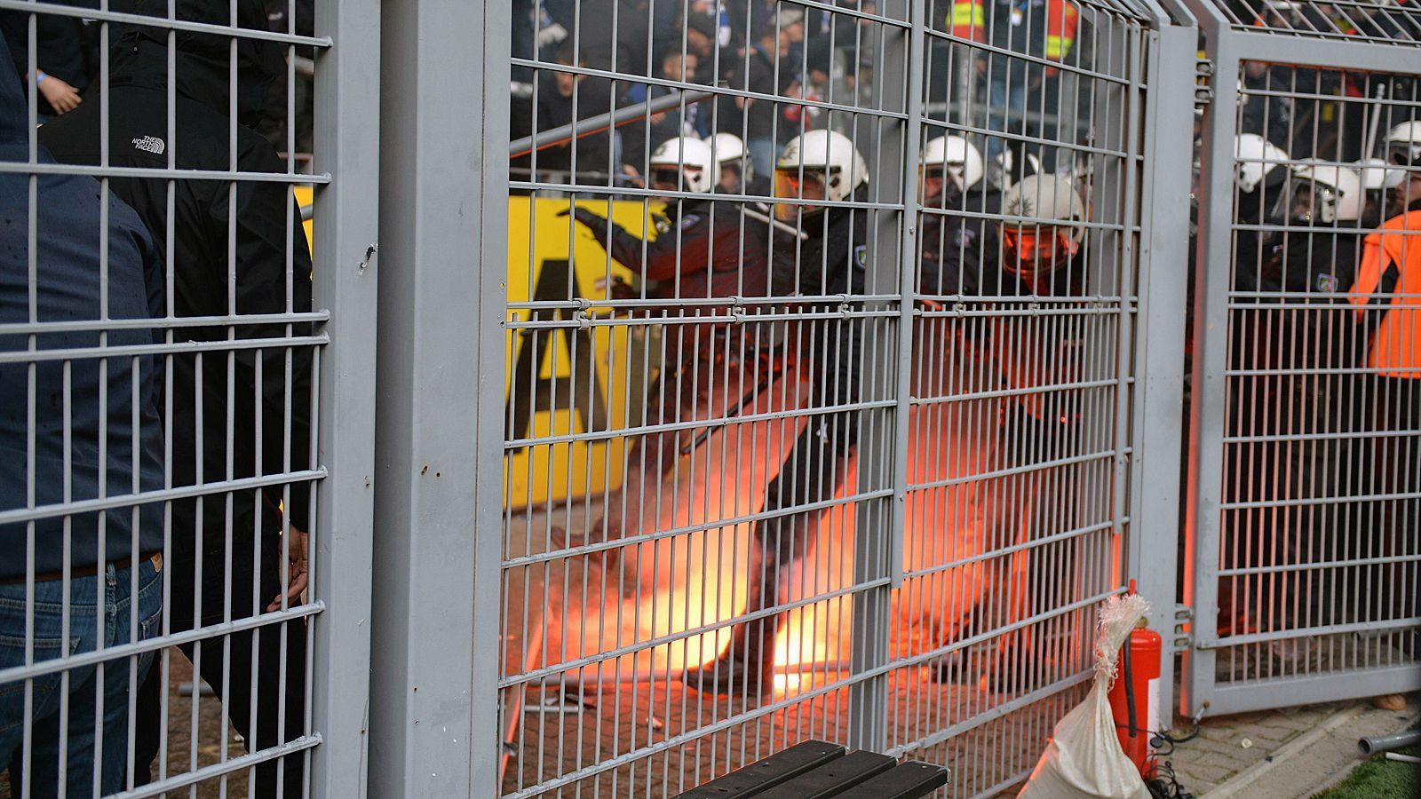 
                <strong>Ausschreitung im Hertha-Block bei Auswärtsspiel in Dortmund</strong><br>
                Die Polizisten versuchen mit großem Personalaufwand, die Hertha-Randalierer zurückzudrängen.
              