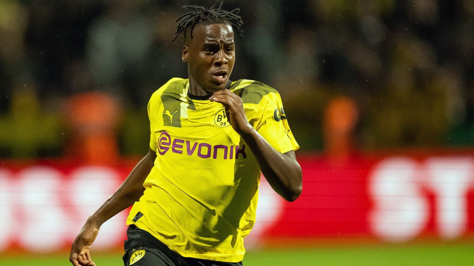 
                <strong>Jamie Bynoe-Gittens (Borussia Dortmund)</strong><br>
                &#x2022; Vertrag bis: 30. Juni 2025 - <br>&#x2022; Alter: 18 Jahre - <br>&#x2022; Position: Rechtsaußen - <br>&#x2022; Nationalität: England/Barbados<br>
              