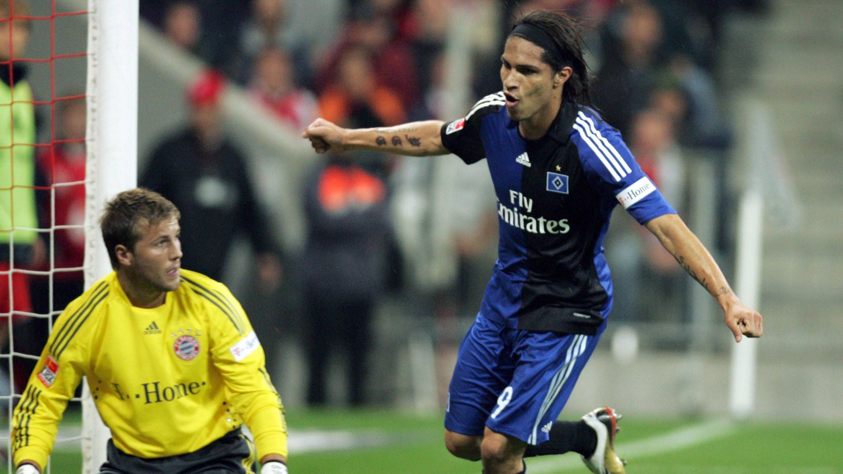 <strong>Saison 2008/09: FC Bayern – Hamburger SV 2:2</strong><br> In der Folge fuhren die Bayern fünf Auftaktsiege in Serie ein – darunter auch einen 3:0-Erfolg gegen "Angstgegner" Gladbach. 2008 eröffneten die Münchner in der Allianz Arena gegen den Hamburger SV. Früh führte der FCB durch die Tore von Bastian Schweinsteiger (12.) und Lukas Podolski (16.). Doch der HSV bewies Moral und kam durch Paolo Guerrero (26.) und Piotr Trochowski (57.) zurück.