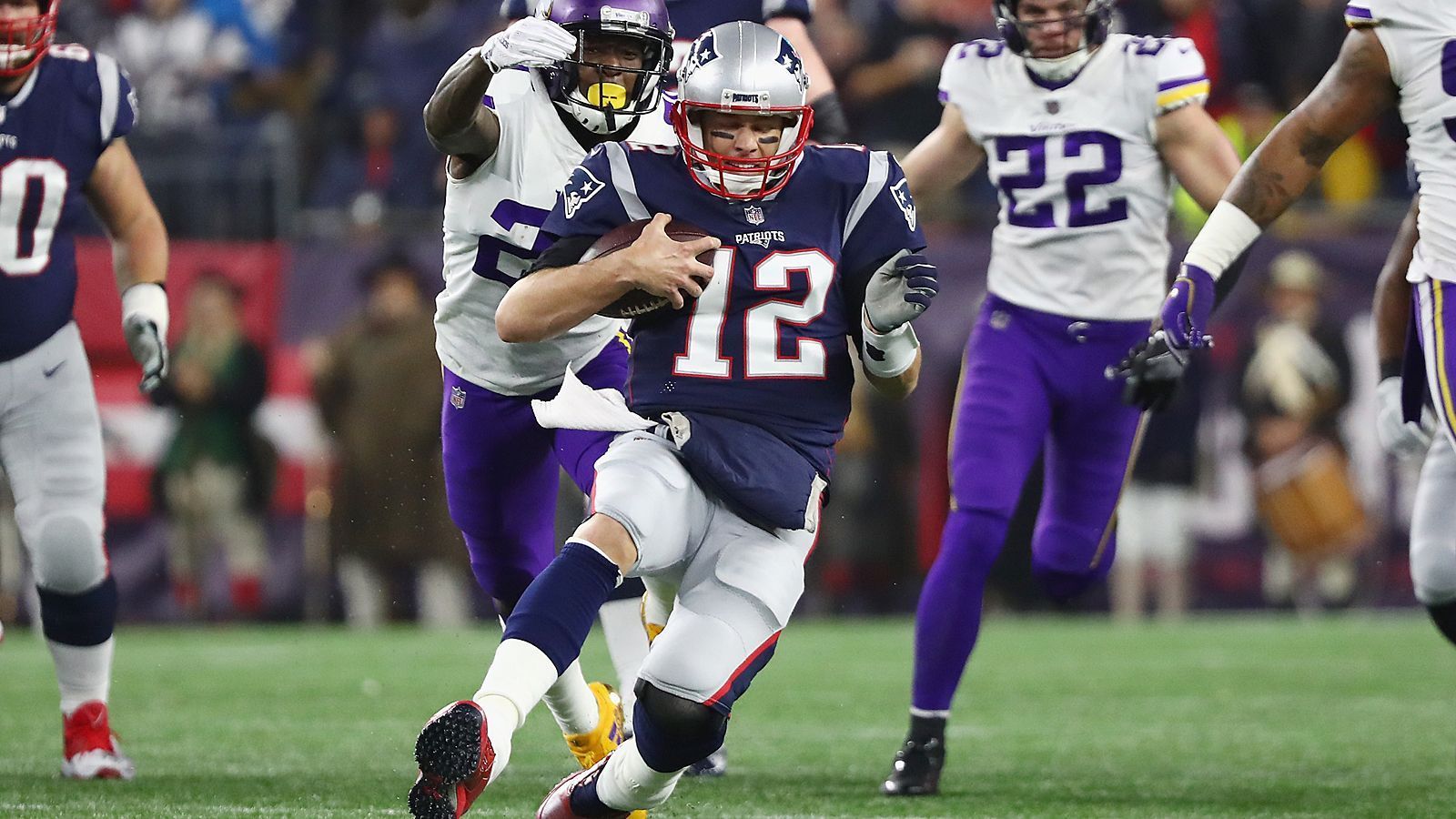 
                <strong>Die meisten Rushing-Touchdowns eines Quarterbacks in den Playoffs</strong><br>
                Deutlich mehr strecken müsste sich der nicht unbedingt als enorm mobil bekannte Brady für einen Playoff-Rekord. Denn noch zwei Rushing-Touchdowns in der Postseason fehlen ihm zu den acht erfolgreichen Läufen von Steve Young, der für die San Francisco 49ers 22 Mal in der heißen Saisonphase auflief. Bei "TB12" liegt der letzte Lauf in die Endzone in den Playoffs bereits mehr als drei Jahre oder elf Partien zurück. Und: Noch in keiner Postseason gelang ihm mehr als ein Rushing-Touchdown.
              