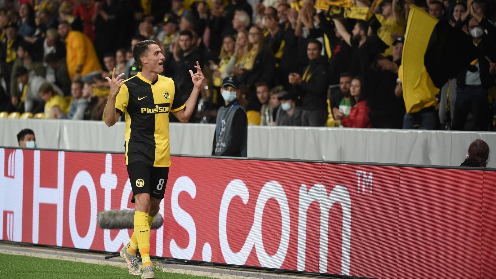 
                <strong>BSC Young Boys (Schweiz)</strong><br>
                Der einzige Schweizer Vertreter im Wettbewerb sind die Young Boys aus Bern. Die Schwarz-Gelben stiegen bereits in der 2. Runde der CL-Qualifikation ein und setzten sich mit insgesamt vier Siegen und zwei Remis gegen Bratislava, Cluj und als letzte Hürde gegen Ferencvaros Budapest, trainiert von Peter Stöger, durch. Das Team von Ex-Schalke-Coach David Wagner gewann zwei Mal mit 3:2 und ist nach 2018/19 zum zweiten Mal in der Königsklasse vertreten.
              