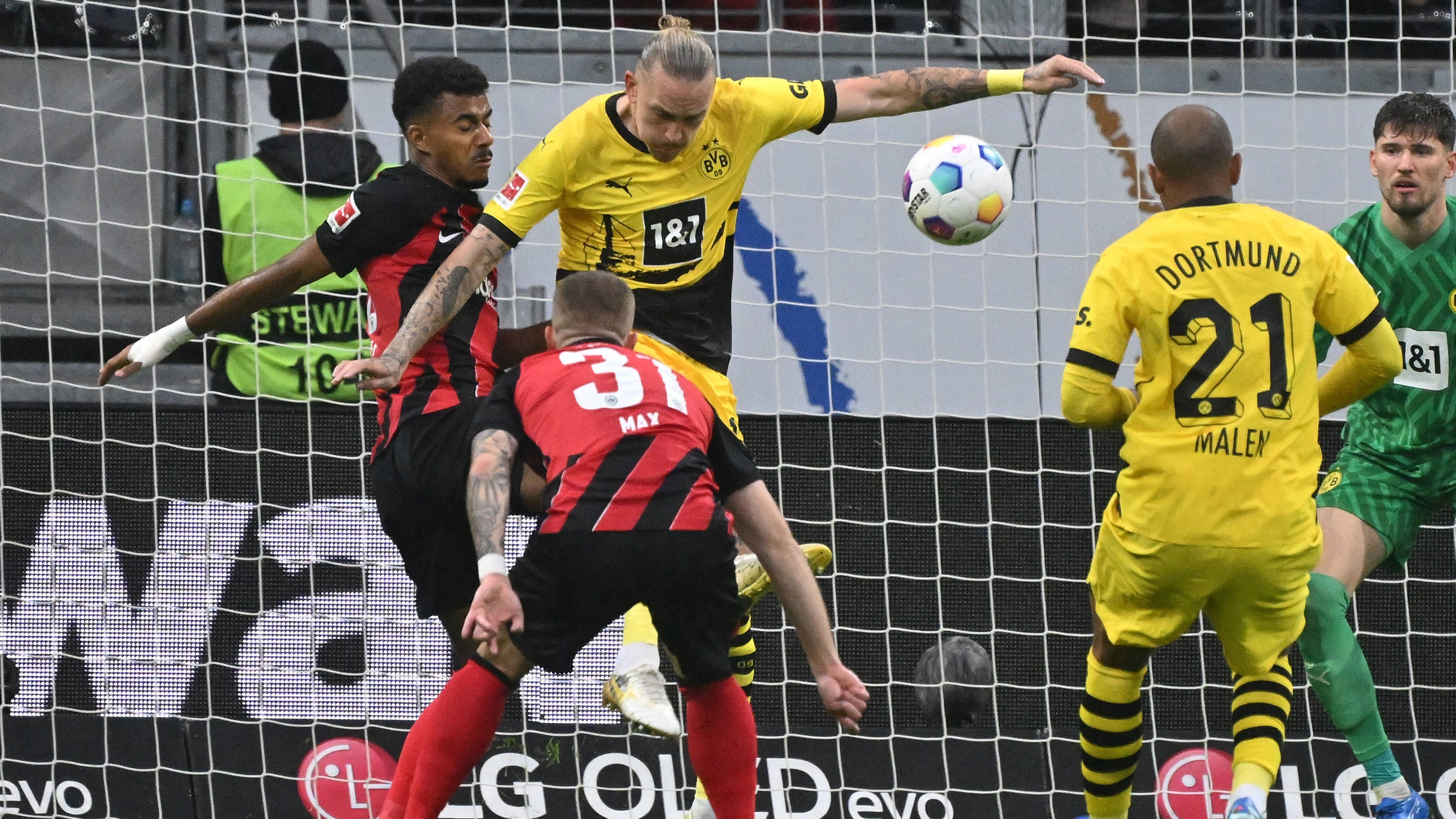 <strong>Marius Wolf</strong> <br>Der Außenverteidiger verursacht mit einem Handspiel den Elfmeter, der zum 0:1 führt. Wolf ist um Wiedergutmachung bemüht und marschiert immer wieder die Linie runter. Seine Flanke leitet den 1:2-Anschlusstreffer ein.<strong><em> ran</em></strong><strong>-Note: 3</strong>