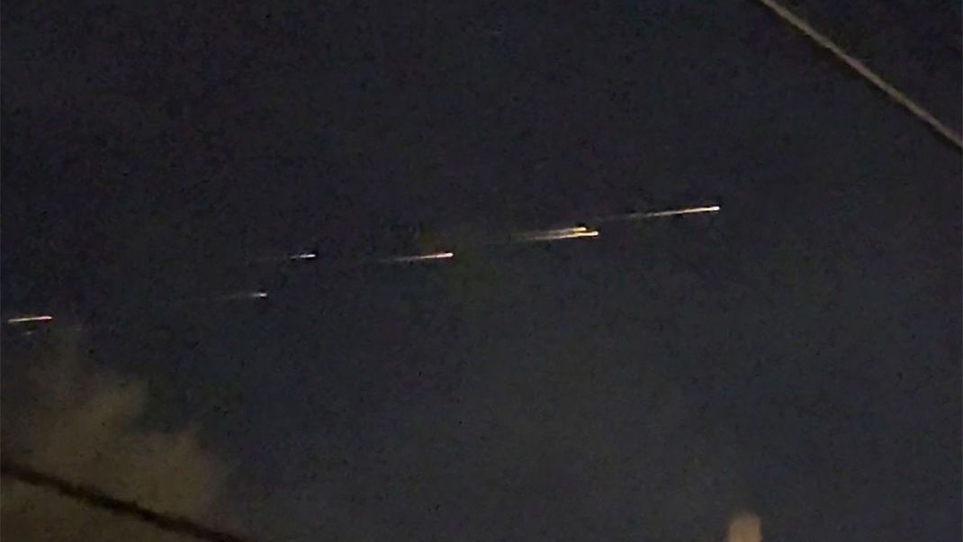 Auf dem Video, das Jaime Hernandez am Freitag (17. März) filmte, sind diese Streifen am Himmel von Sacramento (Kalifornien, USA) zu sehen. 