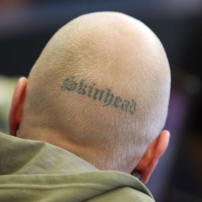 Ein Neonazi sitzt in Dresden vor Gericht.