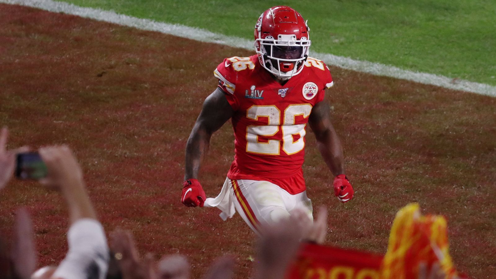 
                <strong>Gewinner: Damien Williams</strong><br>
                Für ihn war die Geschichte komplett rund. Als Undrafted Rookie ging er 2014 zu den Miami Dolphins und spielte dort bis 2017, ehe er zu den Kansas City Chiefs wechselte. Seinen größten Erfolg feierte er nun in Miami. Das Beste an der Story: Mit 104 Rushing und 29 Receiving Yards und zwei Touchdowns, darunter auch der spielentscheidende, hatte der Running Back einen großen Anteil am Triumph. "Wenn du in die Liga kommst, denkst du an den Super Bowl. Man überlegt, was man tun kann. Dass es dort passiert, wo ich meine Karriere begonnen habe, bedeutet mir sehr viel", sagte er.
              