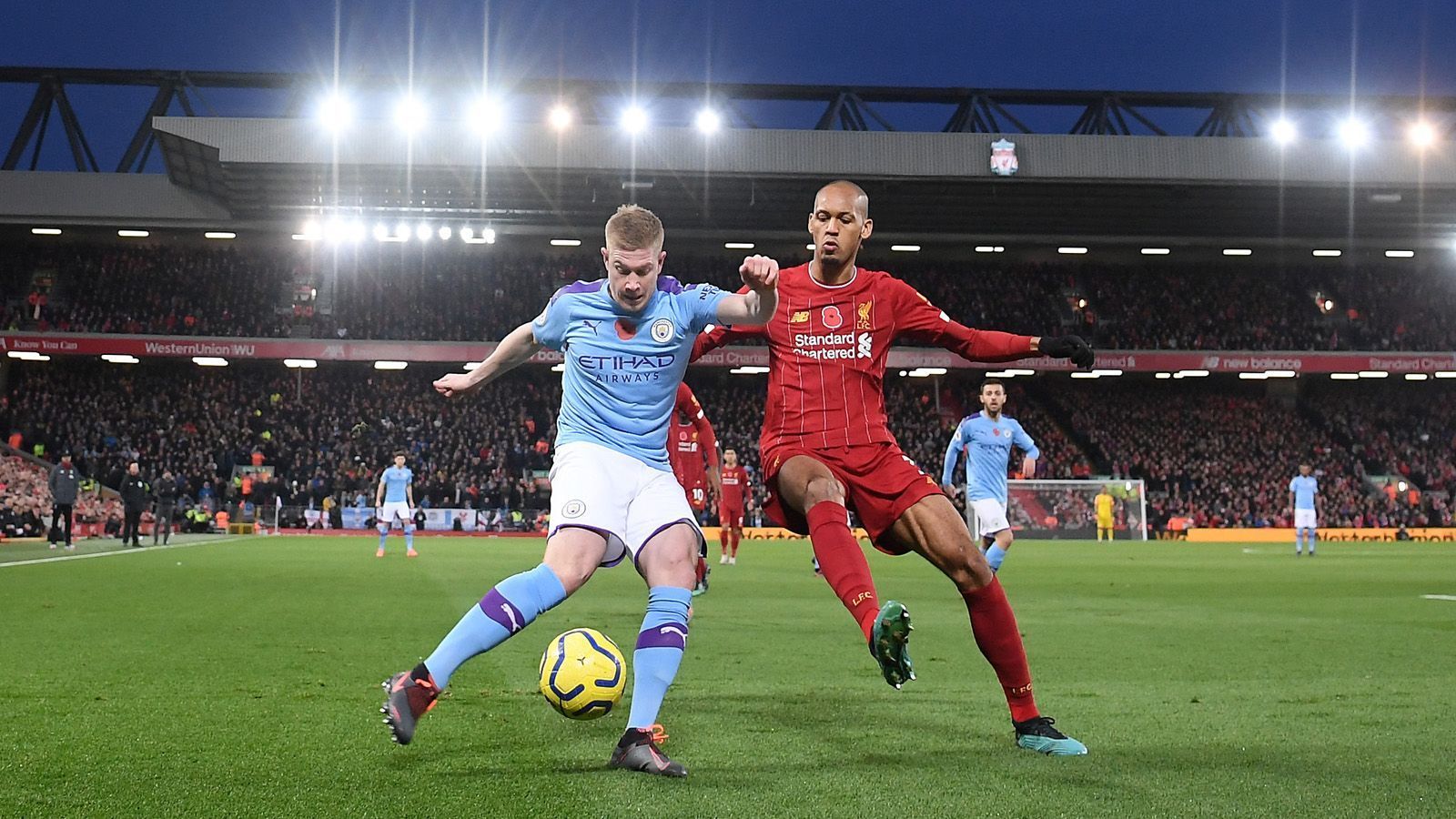 
                <strong>Schlüsselduell 1: De Bruyne vs. Fabinho</strong><br>
                Gelingt es Fabinho de Bruyne in Schach zu halten, wäre das die halbe Miete. Doch das ist leichter gesagt als getan. Der Belgier fand zuletzt zur absoluten Topform zurück. 100 Prozent ausschaltbar ist er nicht. Allerdings spielt Fabinho eine herausragende Saison, hat großen Anteil daran, dass Liverpool zuletzt so wenig Gegentore kassierte. Gegen City bekommt es der Brasilianer aber im Prinzip gleich mit drei quirligen Gegenspielern zu tun. De Bruyne, Phil Foden und Bernardo Silva werden alles daran setzen, die Defensive der "Reds" auszuhebeln.
              