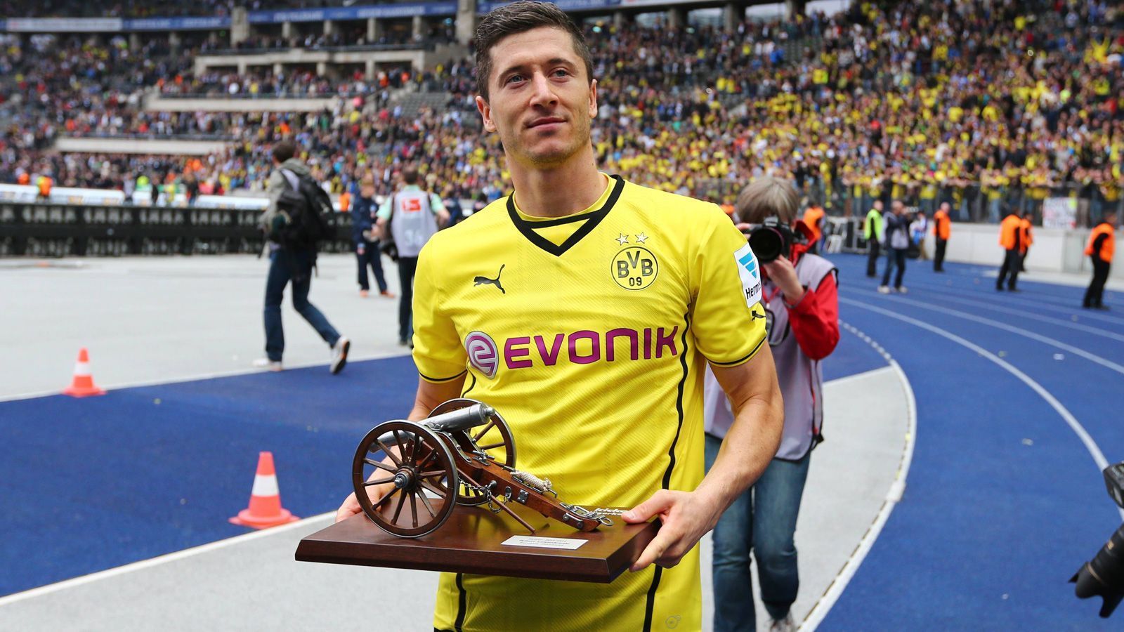 
                <strong>Saison 2013/14 </strong><br>
                Torschützenkönig: Robert Lewandowski (Borussia Dortmund) - Tore: 20
              