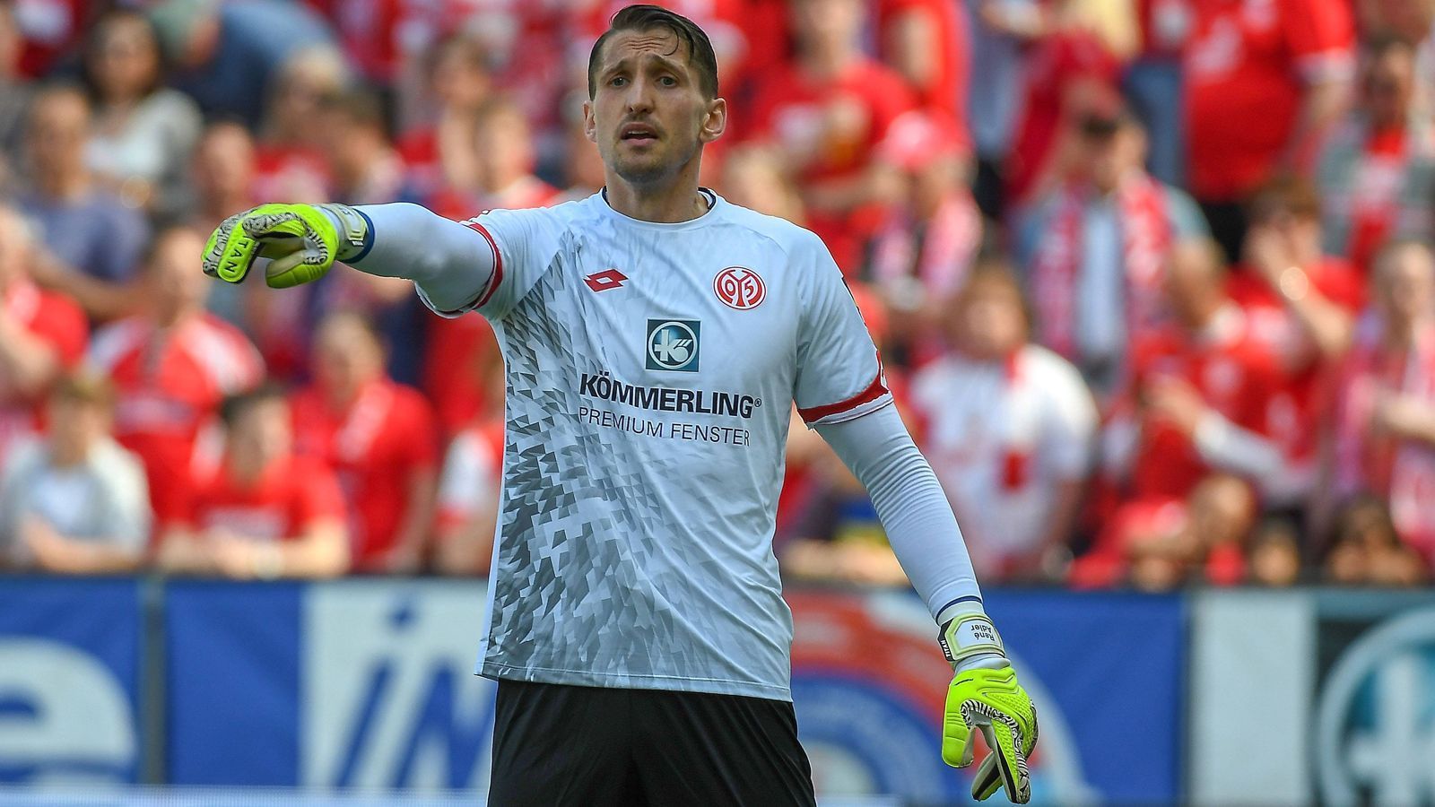 
                <strong>Rene Adler (1. FSV Mainz 05)</strong><br>
                "Das Vertrauen in den Körper ist einfach nicht mehr da, es macht deshalb keinen Sinn mehr, darum höre ich nun auf", sagte Ex-Nationaltorhüter Rene Adler kürzlich dem Magazin "Stern" zu den Beweggründen für seinen Rückzug am Saisonende. Der 34 Jahre alte Keeper fehlt seinem Klub 1. FSV Mainz 05 nun schon seit Mai 2018 wegen eines Knorpelschadens. Für Leverkusen, den Hamburger SV und Mainz bestritt Adler insgesamt 269 Bundesliga-Spiele.
              