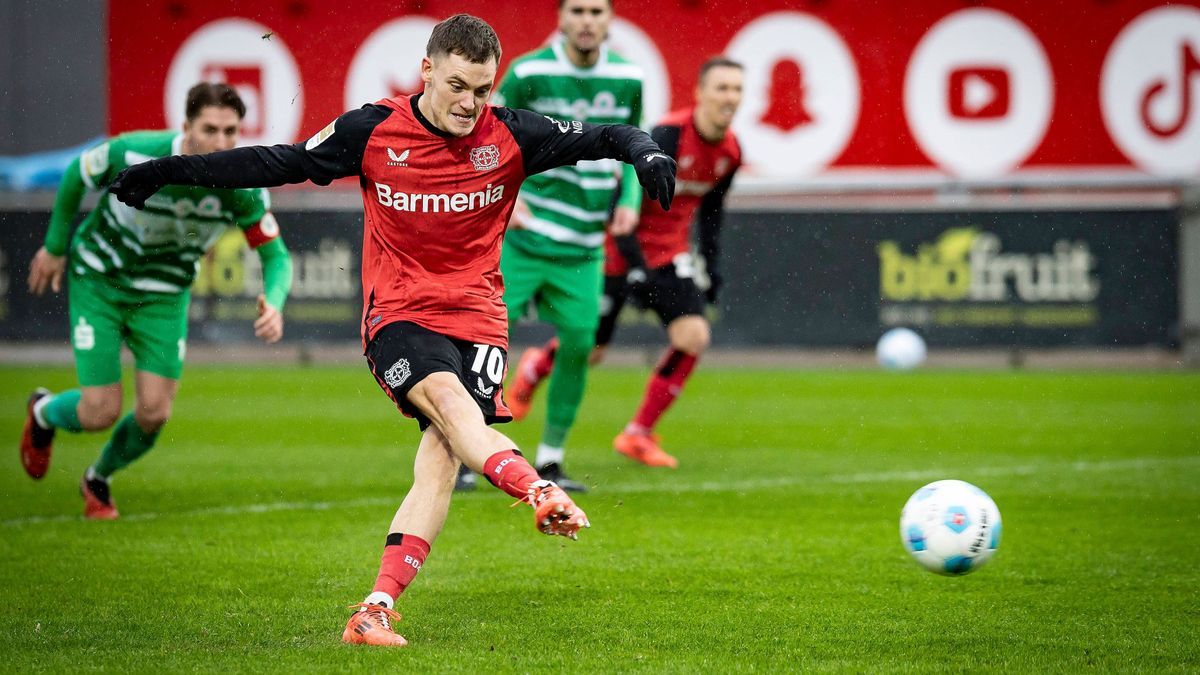 Testspiel Bayer 04 Leverkusen - Rot-Weiß Oberhausen, 05.01.2025 Florian Wirtz (Bayer 04 Leverkusen, 10) trifft entschlossen per Elfmeter zum 1:0; Testspiel Bayer 04 Leverkusen - Rot-Weiß Oberhausen...