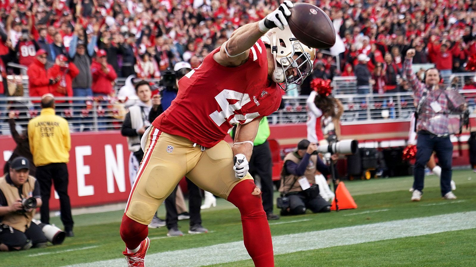 
                <strong>Kyle Juszczyk (San Francisco 49ers)</strong><br>
                Die 49ers sind eins der wenigen Teams der NFL, die enorm häufig mit einem Full Back auflaufen. Das hat grundsätzlich zwei entscheidende Vorteile: Zum einen fungiert ein Full Back im Laufspiel exzellent als Vorblocker. Im Idealfall läuft der Running Back seinem Full Back also zunächst nur hinterher, ehe sich eine größere Lücke bietet, durch die der Ballträger dann durchschlüpft. Bei Kyle Juszczyk ist der Vorteil im Passspiel jedoch wichtiger. Denn Juszczyk ist einer der beweglicheren Full Backs und kann gleich mehrere Routen exzellent laufen. Da dies in der NFL für nur wenige Full Backs gilt, wird Juszczyk in der Passverteidigung das ein oder andere Mal vergessen. So baut Shanahan immer wieder, vor allem durch Play Action, Big Plays über seinen Full Back auf. 239 Receiving Yards bei 20 Receptions sind der Top Wert unter allen Full Backs in der NFL.
              