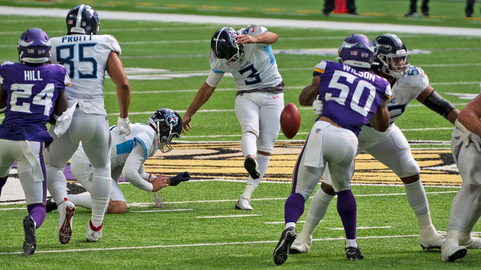 
                <strong>Special Teams und Kicker: Tennessee Titans - 25 Punkte</strong><br>
                Wer sich nach Stephen Gostkowskis drei verpassten Field Goals am 1. Spieltag geschworen hat, das Special Team der Tennessee Titans nie mehr aufzustellen, wird sich spätestens jetzt ärgern. Am 3. Spieltag traf der Kicker alle seine sechs Field-Goal-Versuche, drei davon aus über 50 Yards, sowie einen Extrapunkt - ergibt famose 25 Fantasy-Zähler.
              