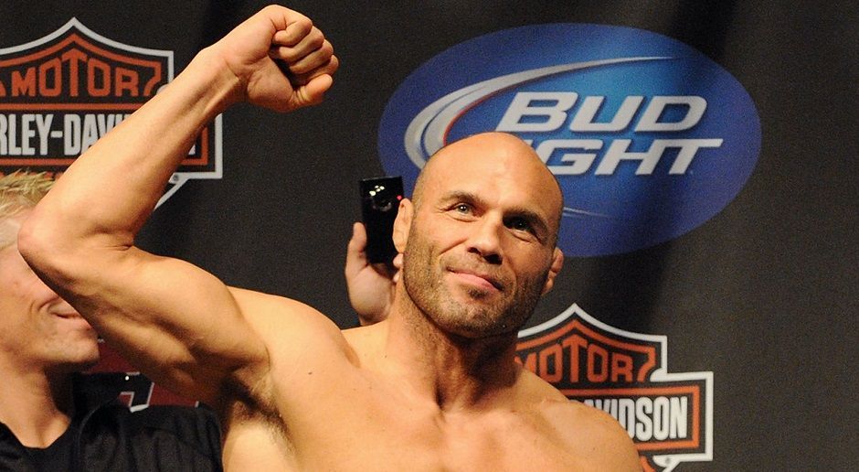 
                <strong>Randy Couture</strong><br>
                Randy Couture ist eine lebende Legende. Er gewann den WM-Titel der UFC drei Mal im Schwergewicht und zwei Mal im Halbschwergewicht. Damit ist er der erfolgreichste Fighter in der Geschichte der UFC.
              