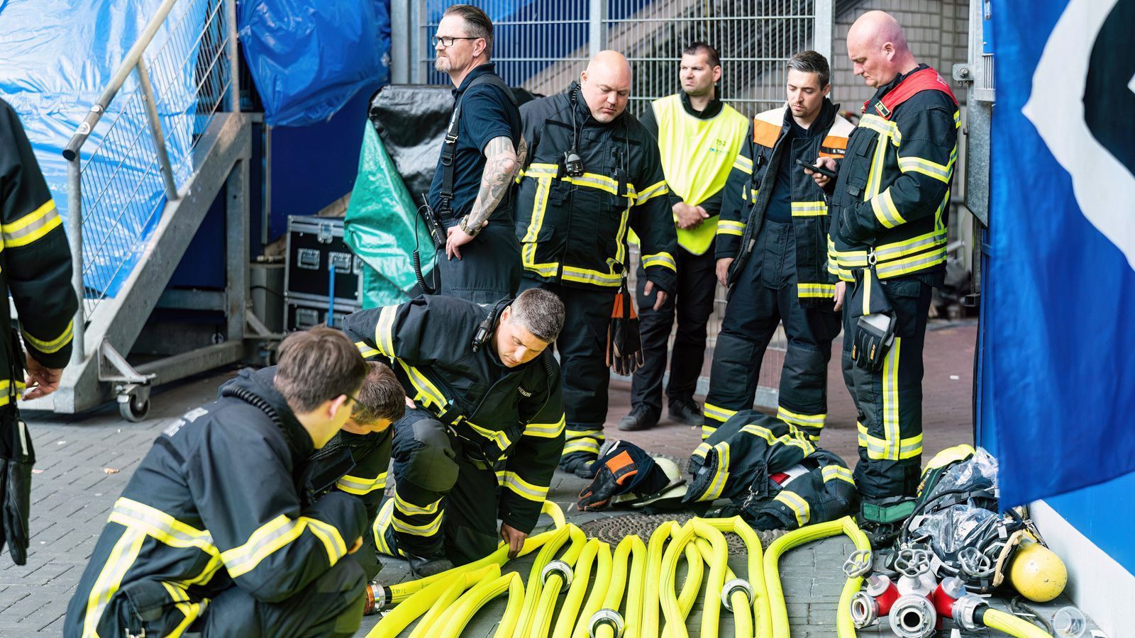 
                <strong>Feuerwehr macht sich bereit </strong><br>
                Die Feuerwehr im Stadion bereitete sich gewissenhaft auf einen möglichen Einsatz vor, das Equipment wurde noch mal gecheckt. 
              