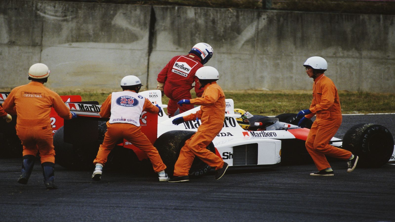 
                <strong>1989, Suzuka: Unfall zwischen Ayrton Senna und Alain Prost</strong><br>
                Ein Jahr zuvor fahren Senna und prost noch beide für McLaren. Beim vorletzten Saisonrennen crashen die Teamkollegen. "Professor" Prost scheidet aus, Senna fährt als Erster über die Ziellinie. Allerdings wird Senna die Schuld am Unfall gegeben - er wird disqualifiziert. Prost ist damit vorzeitig Weltmeister. Pikant: FISA-Präsident Jean-Marie Balestre setzt sich vehement für Sennas Disqualifikation ein - der Mann ist wie Prost Franzose...
              