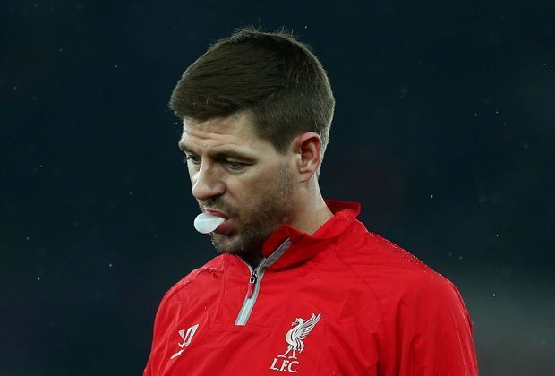 
                <strong>Die letzte Chance auf den Titel verrutscht </strong><br>
                "Dass ich nie Meister war, ist nicht das einzige, dem ich nachtrauere, aber das Wichtigste", sagt Gerrard. Ausgerechnet er zerstörte in der vergangenen Saison mit einem fatalen Ausrutschter gegen Chelsea den Meisterschaftstraum. Am Ende wurde Liverpool Zweiter.  
              