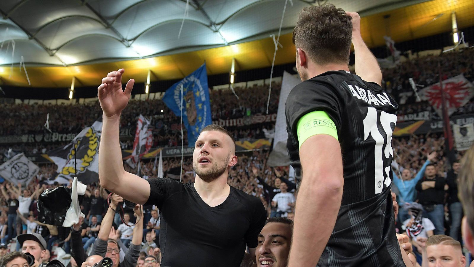 
                <strong>Fans feiern ihre Eintracht-Helden</strong><br>
                Stars zum Anfassen. Ante Rebic (links) und Kapitän David Abraham feierten in der Fan-Menge.
              