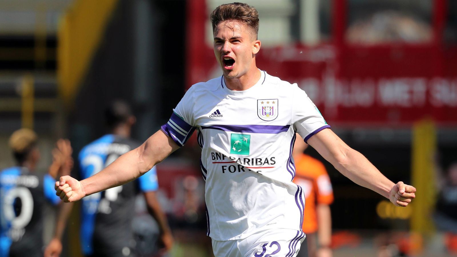 
                <strong>Leander Dendoncker (Wolverhampton Wanderers)</strong><br>
                Schon seit über einem Monat steht der Belgier Leander Dendoncker bei Aufsteiger Wolverhampton unter Vertrag. Der Leihspieler (Gebühr: 1,5 Millionen Euro) aus Anderlecht, der 2019 durch eine Kaufpflicht langfristig gebunden wird, muss nach wie vor auf sein Premier-League-Debüt warten. Lediglich im Ligapokal durfte der 23-Jährige für die "Wolves" auflaufen. Beim 2:0-Sieg bei Sheffield Wednesday kam der Belgier über die volle Distanz zum Einsatz. In den vier bisherigen Premier-League-Spielen schafft es Defensiv-Allrounder Dendoncker derweil nie in den Kader.
              