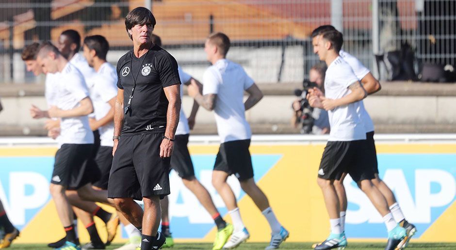 
                <strong>Löws Lieblinge</strong><br>
                Am 15. Mai will Joachim Löw den vorläufigen Kader für die WM in Russland (ab 14. Juni) bekannt geben. Bis dahin bestreitet der Titelverteidiger noch Tests gegen Spanien (23.3.) und Brasilien (27.3.), bei denen sich einzelne Akteure für eine Berufung empfehlen können. Viele Plätze scheinen allerdings schon vergeben. ran.de nennt die Top 10 der Lieblinge des Bundestrainers: die Spieler mit den meisten Länderspieleinsätzen seit der WM 2014.
              