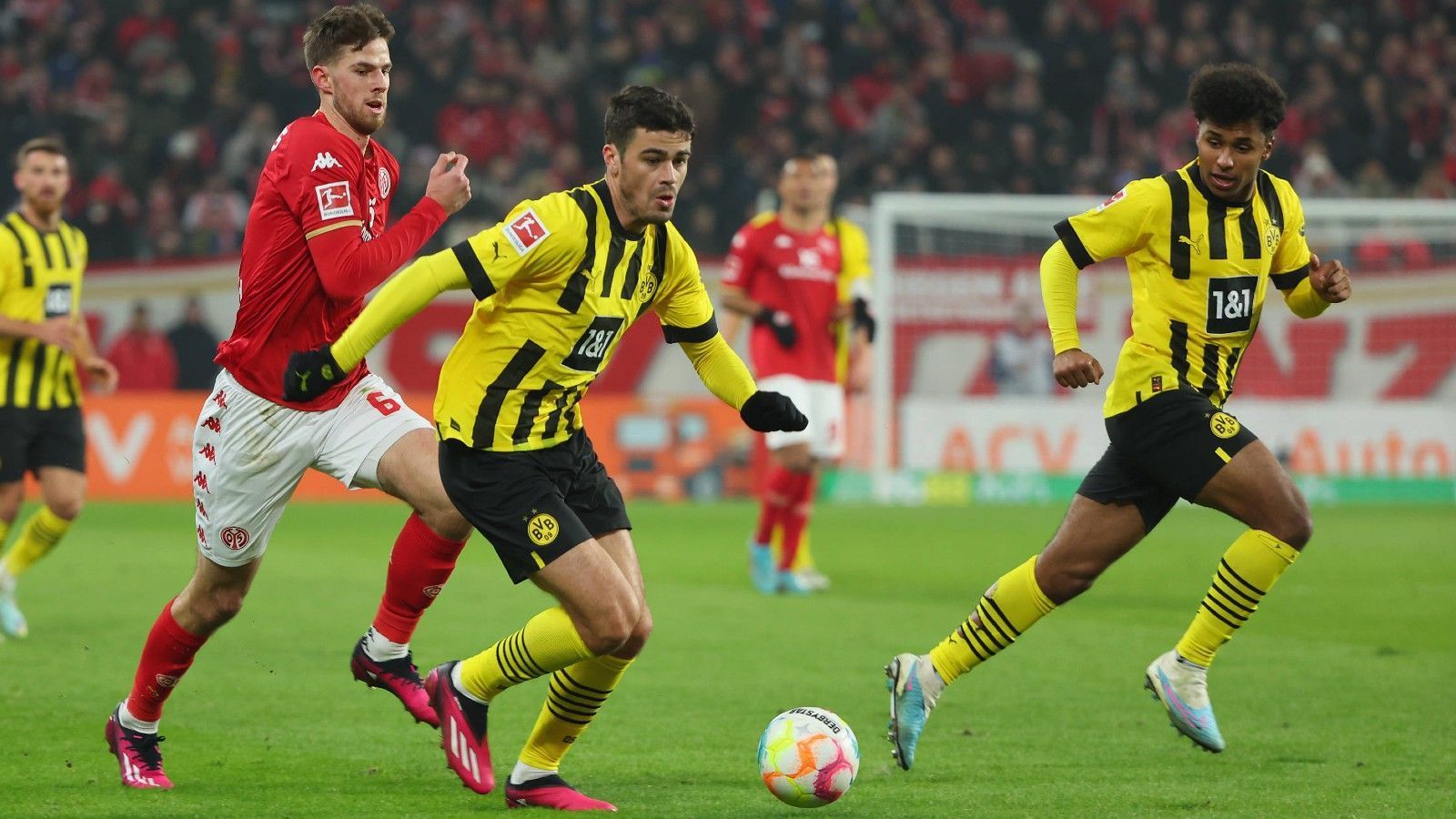 
                <strong>Später Sieg gegen Mainz: Die BVB-Stars in der Einzelkritik</strong><br>
                Borussia Dortmund gewinnt dank eines Last-Minute-Treffers von Gio Reyna mit 2:1 beim 1. FSV Mainz 05. Youssoufa Moukoko enttäuscht zwar erneut, Sebastien Haller sammelt hingegen seinen ersten Scorerpunkt im BVB-Dress. ran präsentiert die Noten der BVB-Stars in der Einzelkritik.
              