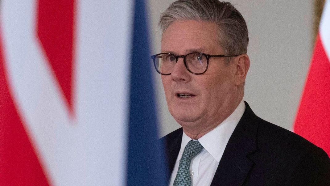 Der britische Premier Sir Keir Starmer spricht auf einer Pressekonferenz anlässlich des Gipfeltreffens der europäischen Staats- und Regierungschefs zur Ukraine im Lancaster House.