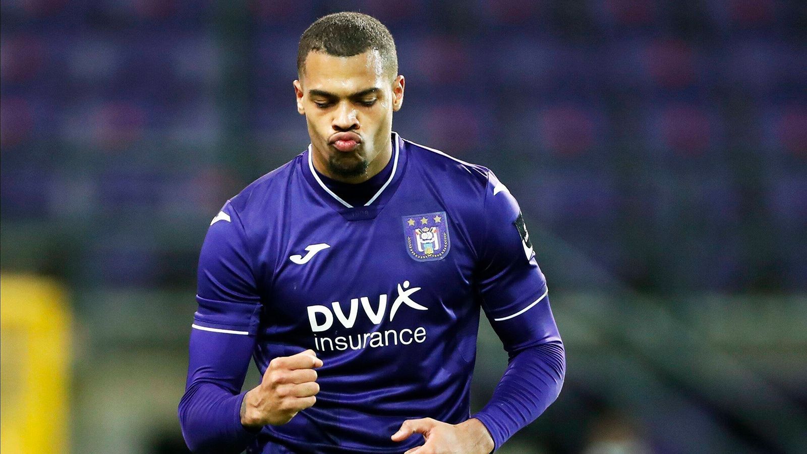 
                <strong>Platz 6: Lukas Nmecha (RSC Anderlecht)</strong><br>
                Spiele: 18 // Tore: 10 // Vorlagen: 0Der Wechsel in die belgische Jupiler Pro League hat dem jungen Sturmtalent gut getan. Der 22-Jährige scheint im Profigeschäft angekommen zu sein. Sein Arbeitgeber Manchester City hat ihn derzeit zum vierten Mal verliehen - jetzt gelingt endlich der Durchbruch. Den schaffte Nmecha in seiner Zeit beim VfL Wolfsburg (August 2019 bis Januar 2020) nicht. Vielleicht klappt es im vierten Anlauf. In Anderlecht erzielte er zehn der insgesamt 30 Saisontore seines Klubs - das ist mal eine Marke!
              