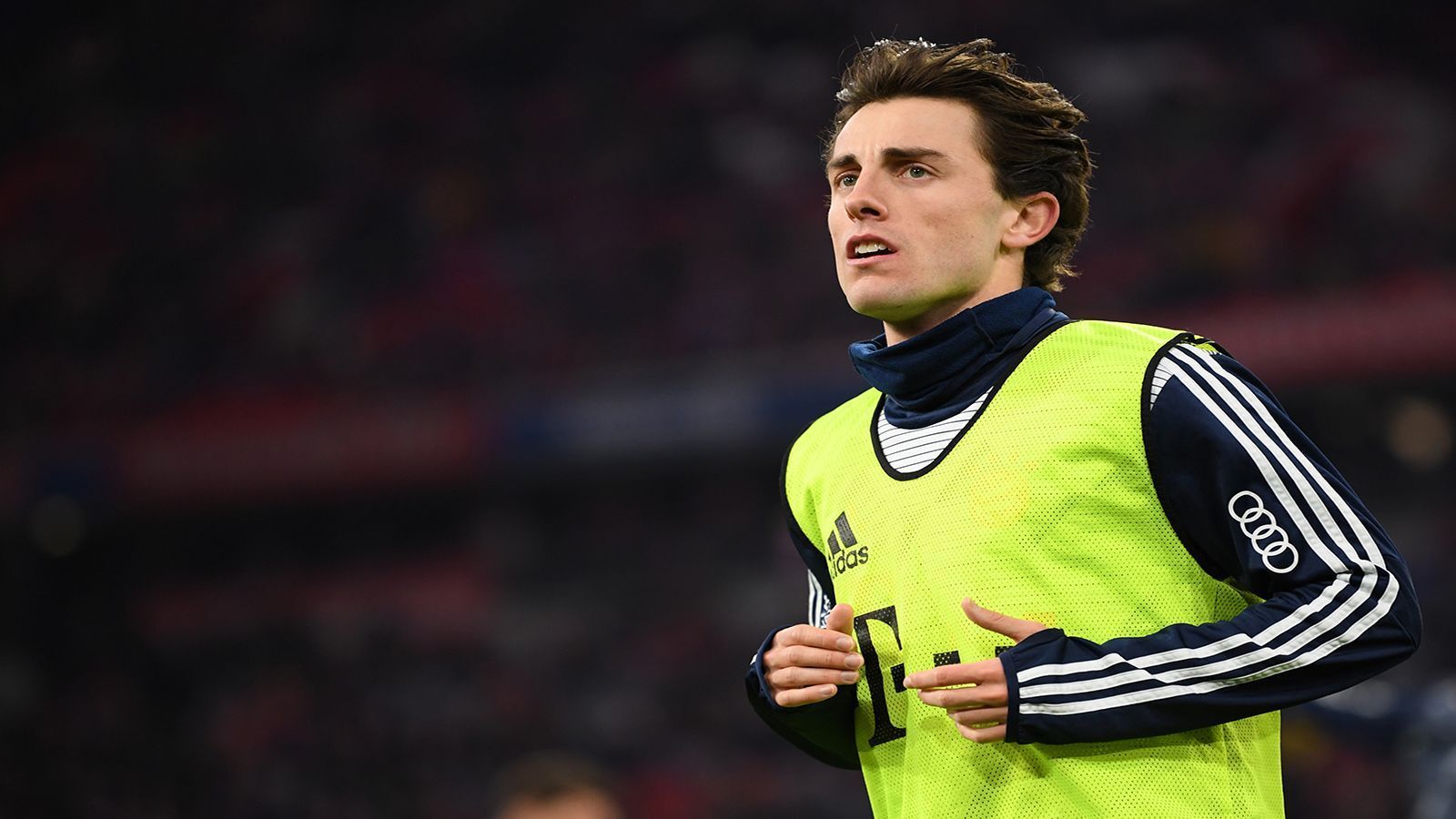 
                <strong>Transferstrategie des FC Bayern: Alvaro Odriozola</strong><br>
                Eigentlich sollte sich Alvaro Odriozola auf dieser Position beweisen, aber die Leihgabe von Real Madrid wird wohl nicht über den Sommer hinaus in München bleiben. Der 24-Jährige spielt unter Flick kaum eine Rolle und liebäugelte kürzlich bereits öffentlich mit einer Rückkehr zu den Königlichen.
              