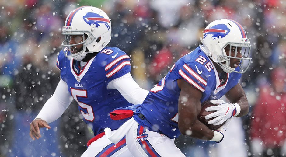 
                <strong>LeSean McCoy und Tyrod Taylor (re.) (Buffalo Bills)</strong><br>
                Arbeiten die Buffalo Bills an einem Mega-Trade? Laut "Roto-World-Insider" Evan Silva könnte das Team beide Spieler bei einem möglichen Angebot abgeben, da "Siege 2017 nicht ihre Priorität sind". Die Bills wollen wie die New York Jets demnach ihren Kader für die Saison 2018 komplett neu aufbauen und den Cap Space nicht unnötig belasten.  
              