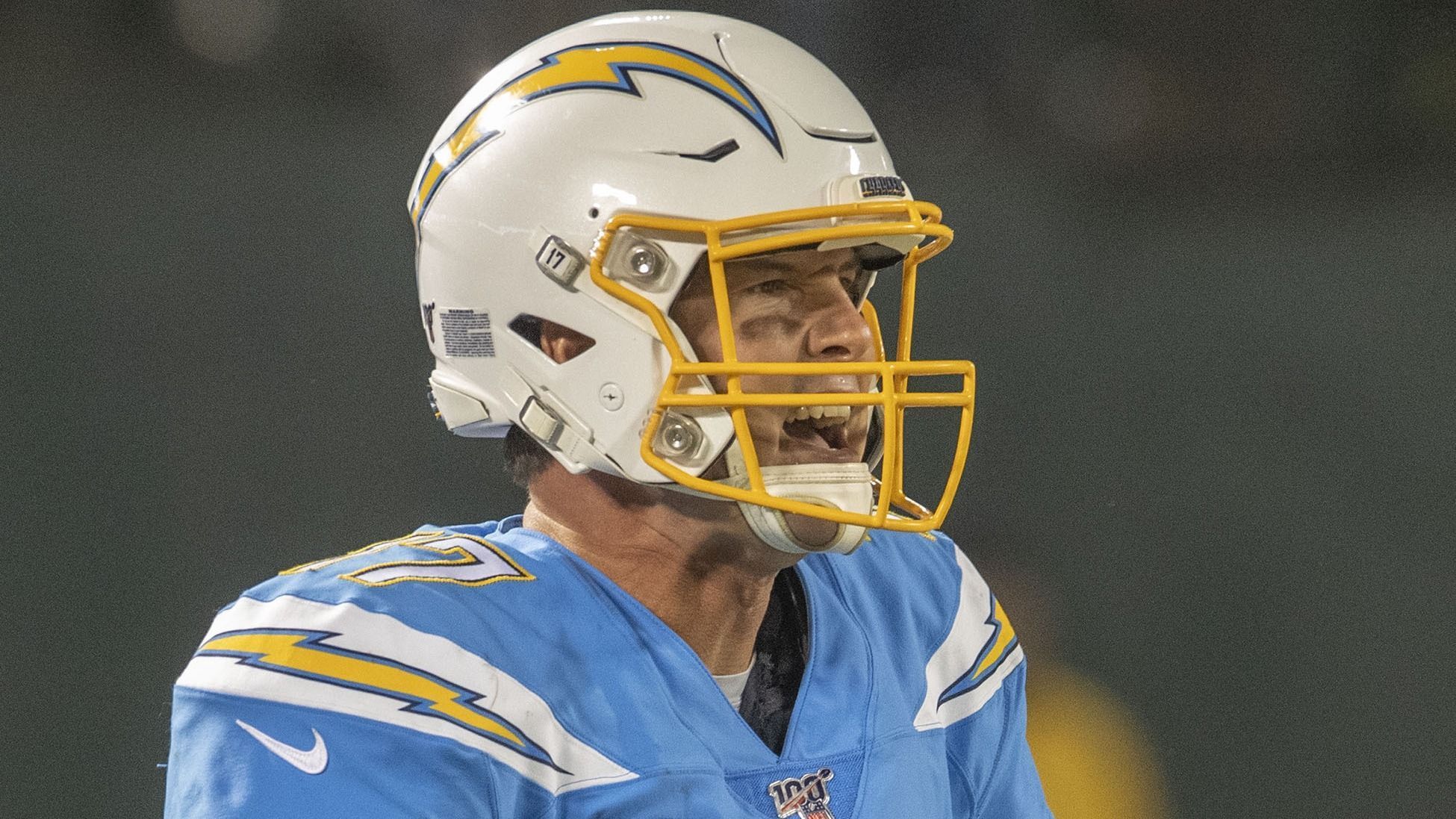 
                <strong>Verlierer: Philip Rivers</strong><br>
                Mit einem Sieg hätten die Chargers ihre Playoff-Hoffnungen am Leben halten können, aber die O-Line kollabierte zum wiederholten Male. Gegen eine schwache Passverteidigung der Oakland Raiders hatte Quarterback Philip Rivers eigentlich gleich mehrfach die Möglichkeit zum Game Winning Drive, hatte aber kaum ausreichend Zeit, um seine Receiver zu finden. Am Ende standen lediglich 207 Yards, zwei Touchdowns und drei Interceptions zu Buche.
              