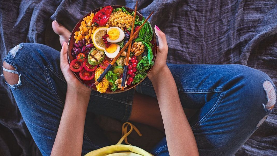 Eine leckere Mahlzeit mit allen wichtigen Vitaminen, Mineralstoffen und vor allem reichhaltigen Omega-3-Fettsäuren - das finale Topping auf der Bowl sind natürlich die Chiasamen.