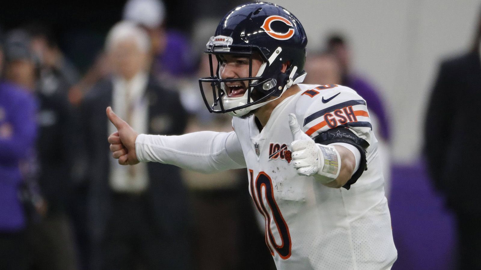 
                <strong>Trubisky lobt das Quarterback-Duell</strong><br>
                Letztendlich kann man Nagy nur zustimmen: Das Quarterback-Duell ist völlig offen. Trubisky muss beweisen, dass die letzte Saison lediglich ein Ausrutscher war und er mehr Spielverständnis entwickeln kann. Foles wiederum muss den Beweis erbringen, auch außerhalb von Philadelphia zu funktionieren und zudem nicht nur ein edler Backup zu sein. Trubisky blickt dem Duell positiv entgegen: "Ich hoffe, dass das Duell um die Starter-Position uns Quarterbacks und unsere Offense besser macht." Gleichwohl dürften beide wissen: Der Verlierer erleidet einen schweren Karriere-Knick.
              